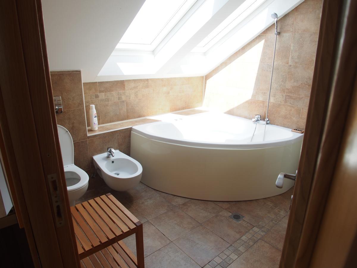 Argeselu Garden Villa - Entire Floor Apartment, Exclusive Garden Access Maracineni Quarto foto