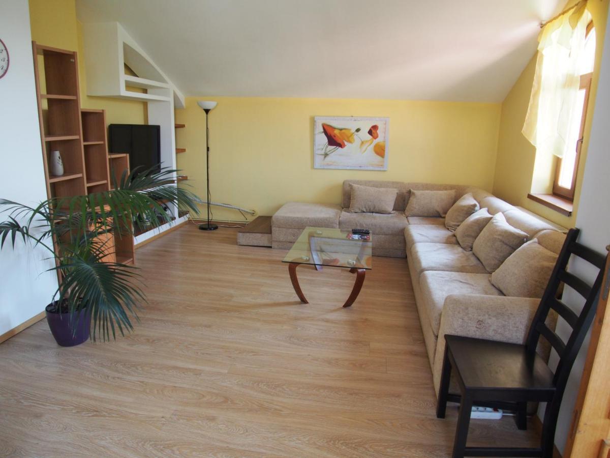 Argeselu Garden Villa - Entire Floor Apartment, Exclusive Garden Access Maracineni Exterior foto